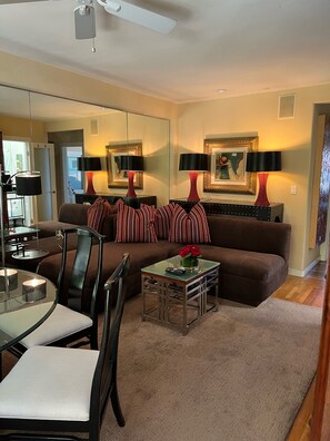 Una Smart TV, una chimenea, un reproductor de DVD, libros