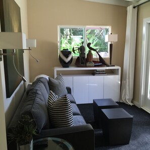 Una Smart TV, una chimenea, un reproductor de DVD, libros