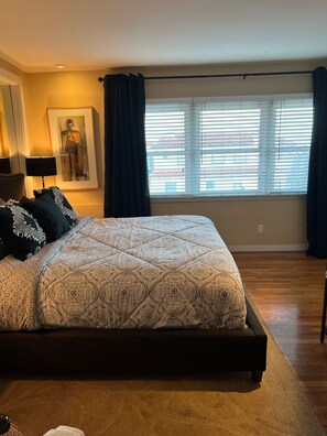 2 dormitorios, cortinas opacas, tabla de planchar con plancha