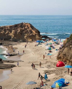 Beach nearby, sun-loungers, beach towels - Laguna's Hidden Gem Penthouse 2 BEDROOMS, DEN, Oceanview..Quality Beds, 4 guests (Laguna Beach)
