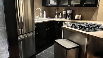 Køleskab, mikrobølgeovn, ovn, kogeplade