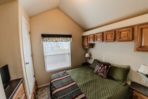 1 室のベッドルーム、デスク、旅行用ベビーベッド、WiFi (無料)