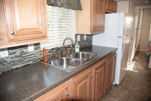 Fridge, microwave, oven, stovetop - Petroglyph Point Cabin #17 (Moab)