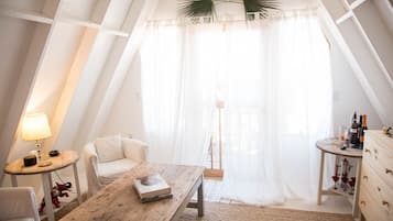 Smart TV, livros, aparelho de som