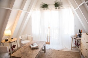 TV connectée, livres, chaîne hi-fi