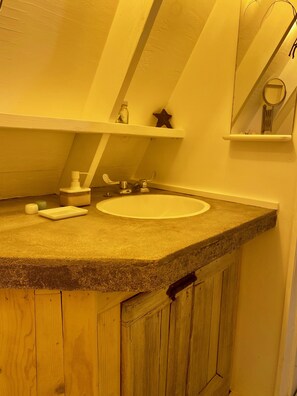 Een douche, een haardroger, handdoeken, zeep