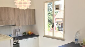 Una cocina moderna con tragaluz, un armario de madera y una encimera.