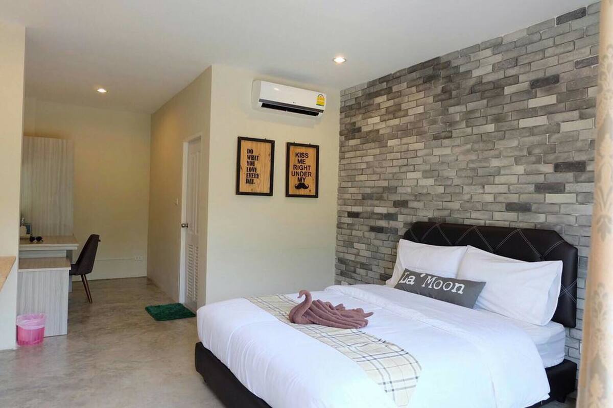Classic Quadruple Room | Desk, blackout curtains, free WiFi