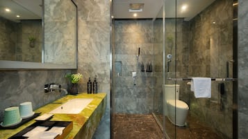 Douche, articles de toilette gratuits, sèche-cheveux, chaussons