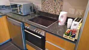 Réfrigérateur, four à micro-ondes, un four, surface de cuisson