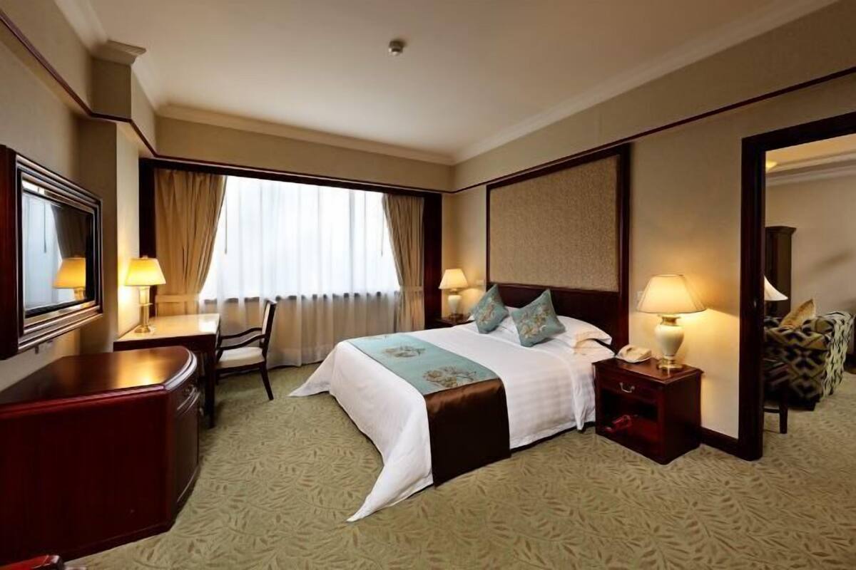 Premium bedding, down duvets, minibar, in-room safe