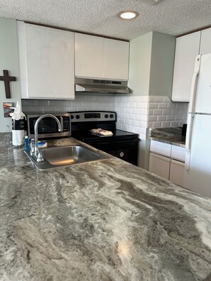 Frigorifero, microonde, forno, piano cottura