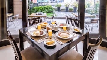 Daily cooked-to-order breakfast (PHP 250 per person)