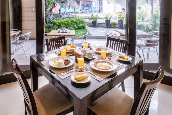 Desayuno a la carta (PHP 250 por persona)