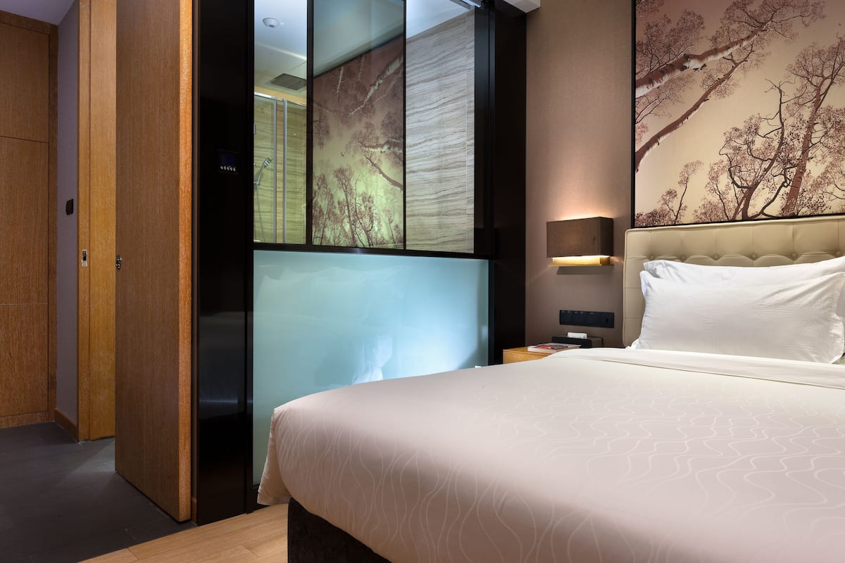 Lake View Suite | Desk, blackout curtains, iron/ironing board, free WiFi