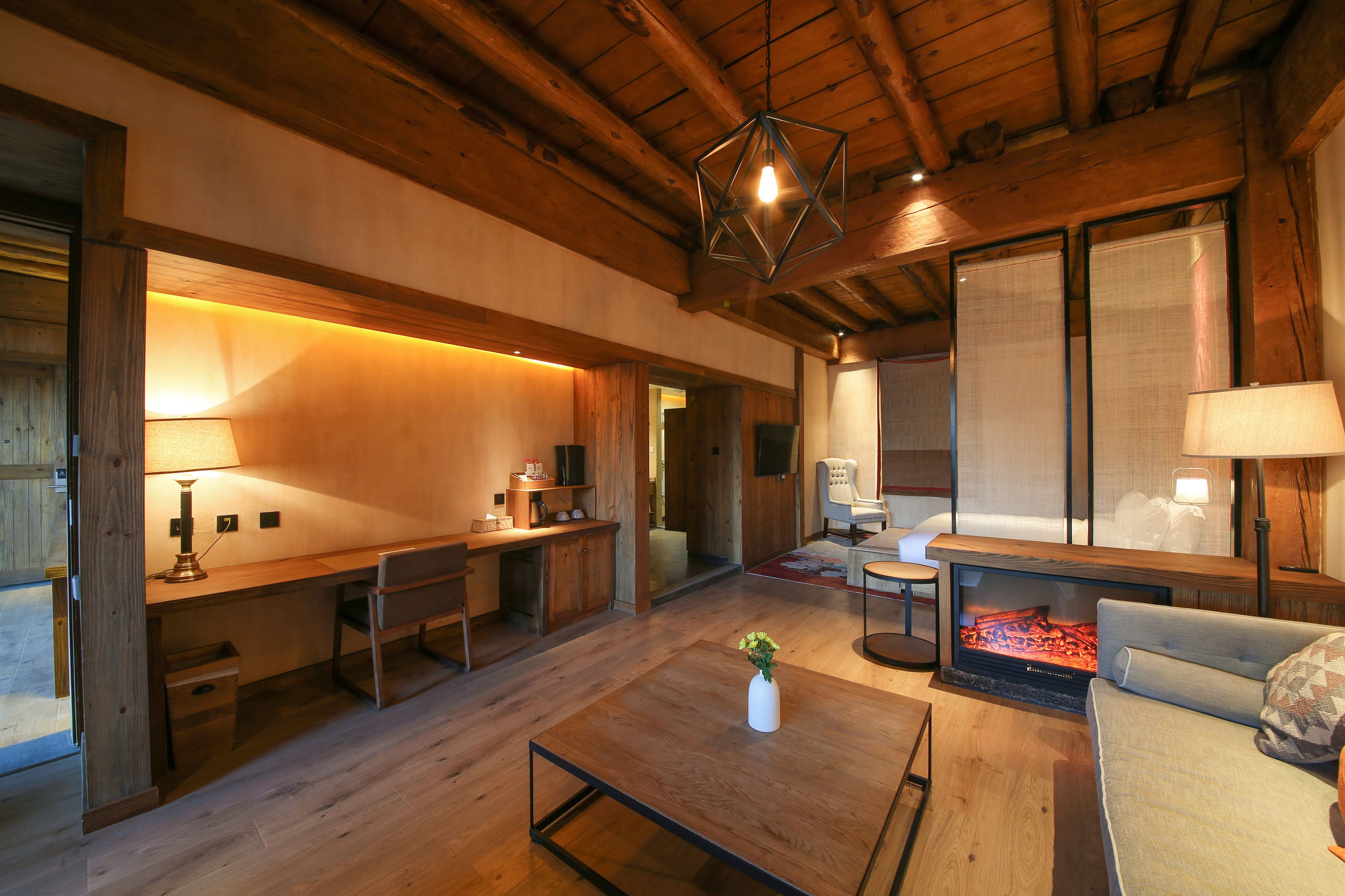 Design Suite, 1 King Bed | Premium bedding, free minibar, in-room safe, individually decorated