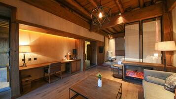 Design Suite, 1 King Bed | Premium bedding, free minibar, in-room safe, individually decorated