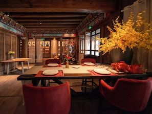 Breakfast, lunch, dinner and brunch served - Feifan Hotel (Deqin)
