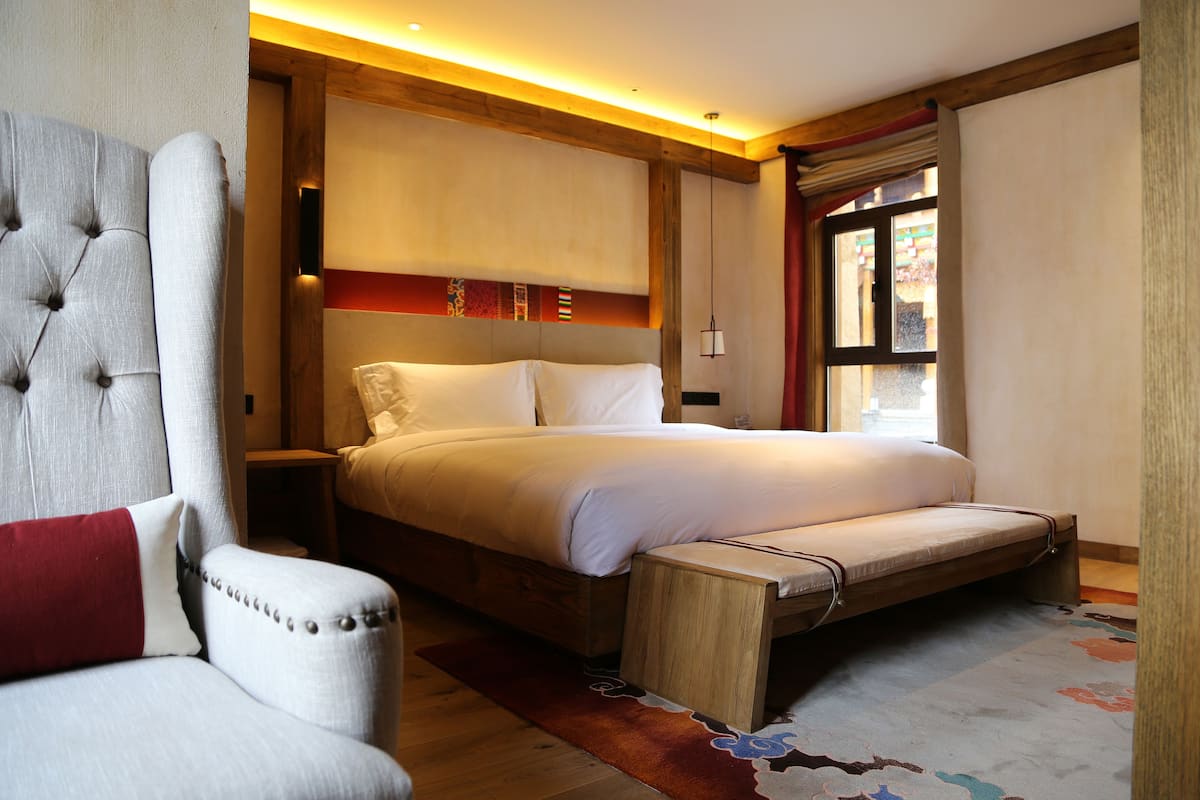 Habitación Deluxe | Ropa de cama de alta calidad y artículos del minibar gratis