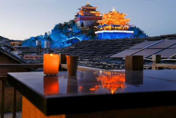 Ropa de cama de alta calidad y minibar con artículos gratuitos