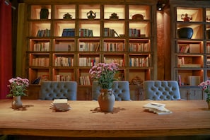 Library - Feifan Hotel (Deqin)