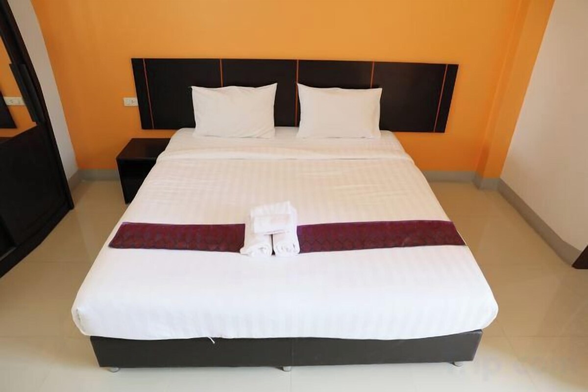 Escritorio, wifi gratis, ropa de cama