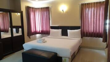 Deluxe Corner Room | Desk, free WiFi, bed sheets