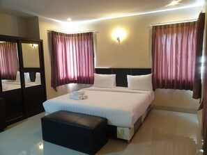 Escritorio, wifi gratis y ropa de cama 