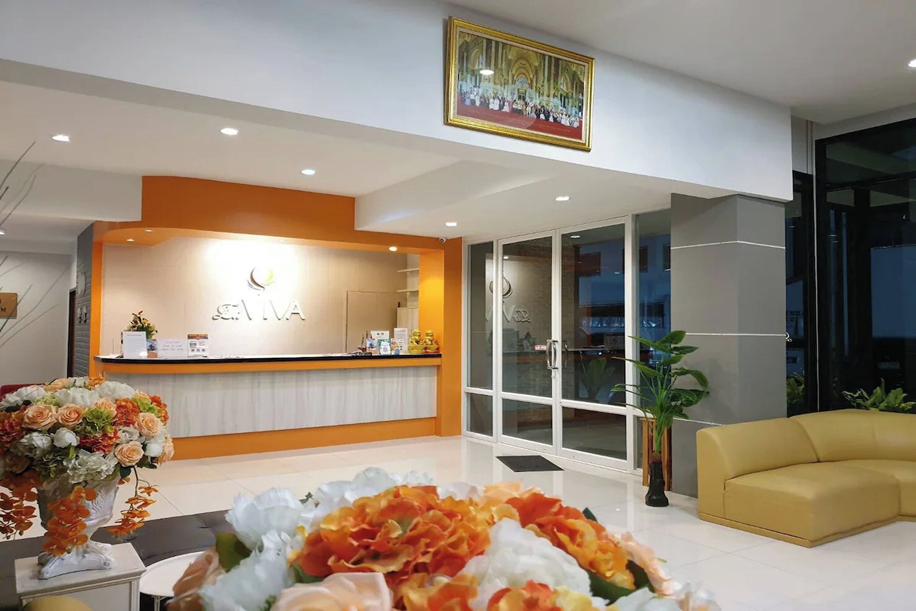 Un área de recepción con diseño moderno, un mostrador de recepción y un ventanal grande.