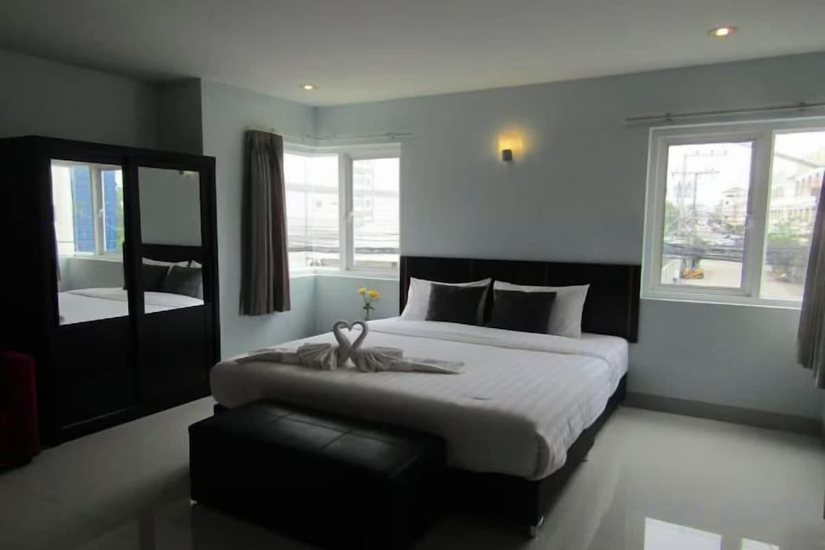 Desk, WiFi (free), bed sheets