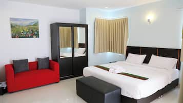 Deluxe Corner Room | Desk, free WiFi, bed sheets