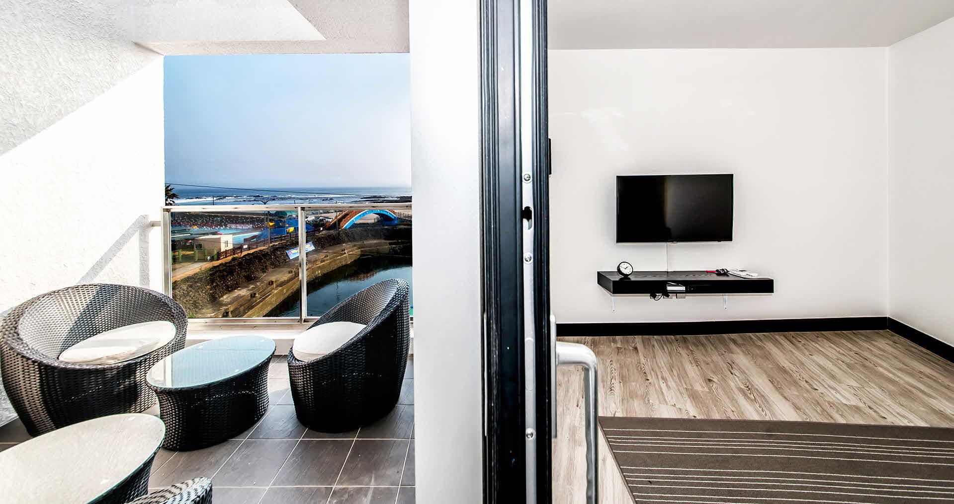 Ios 301 | Zona de estar | Una televisión de pantalla plana