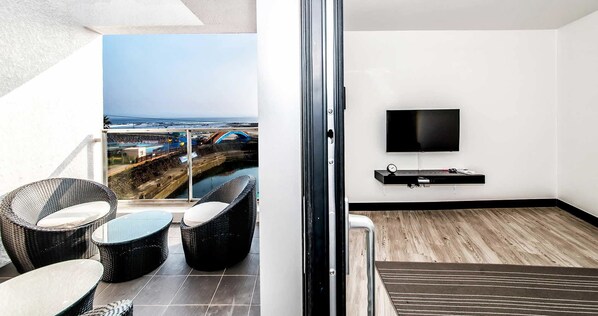 Ios 301 | Living area | Flat-screen TV - Blanc Bleu Pension (Seogwipo)