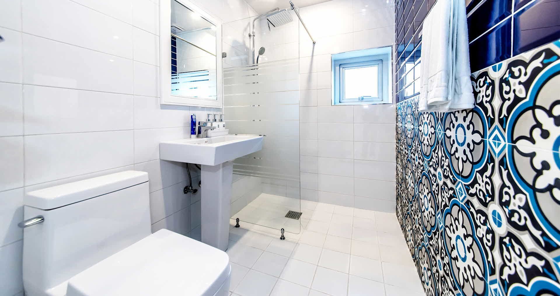Ein Badezimmer mit Toilette, Waschbecken und Dusche.