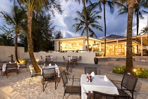 2 bars/lounges, poolside bar, beach bar