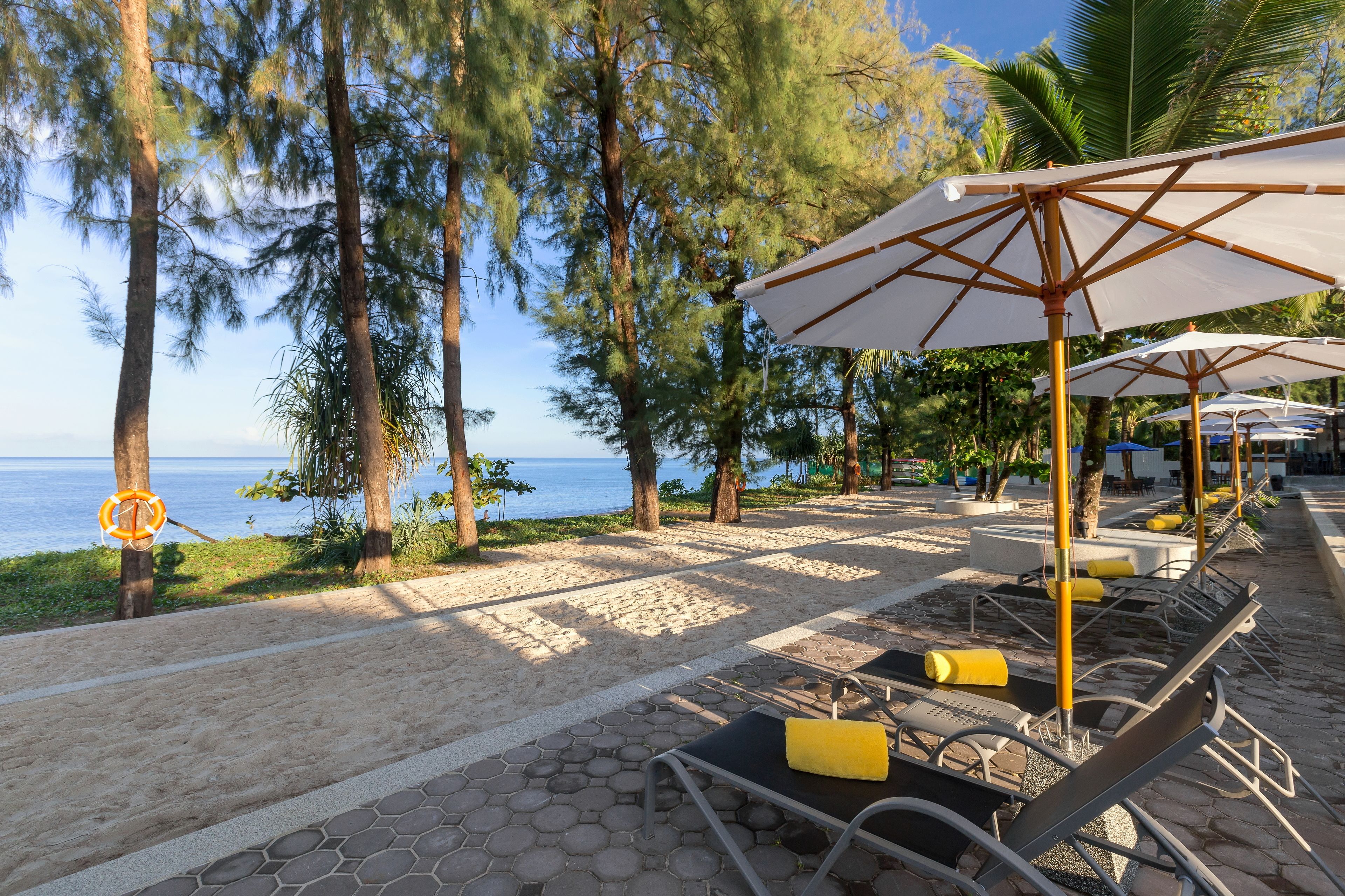 Accommodatie ligt op het strand, parasols, strandlakens, een strandbar
