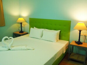 Kamer (Couples) | Een bureau, een strijkplank/strijkijzer