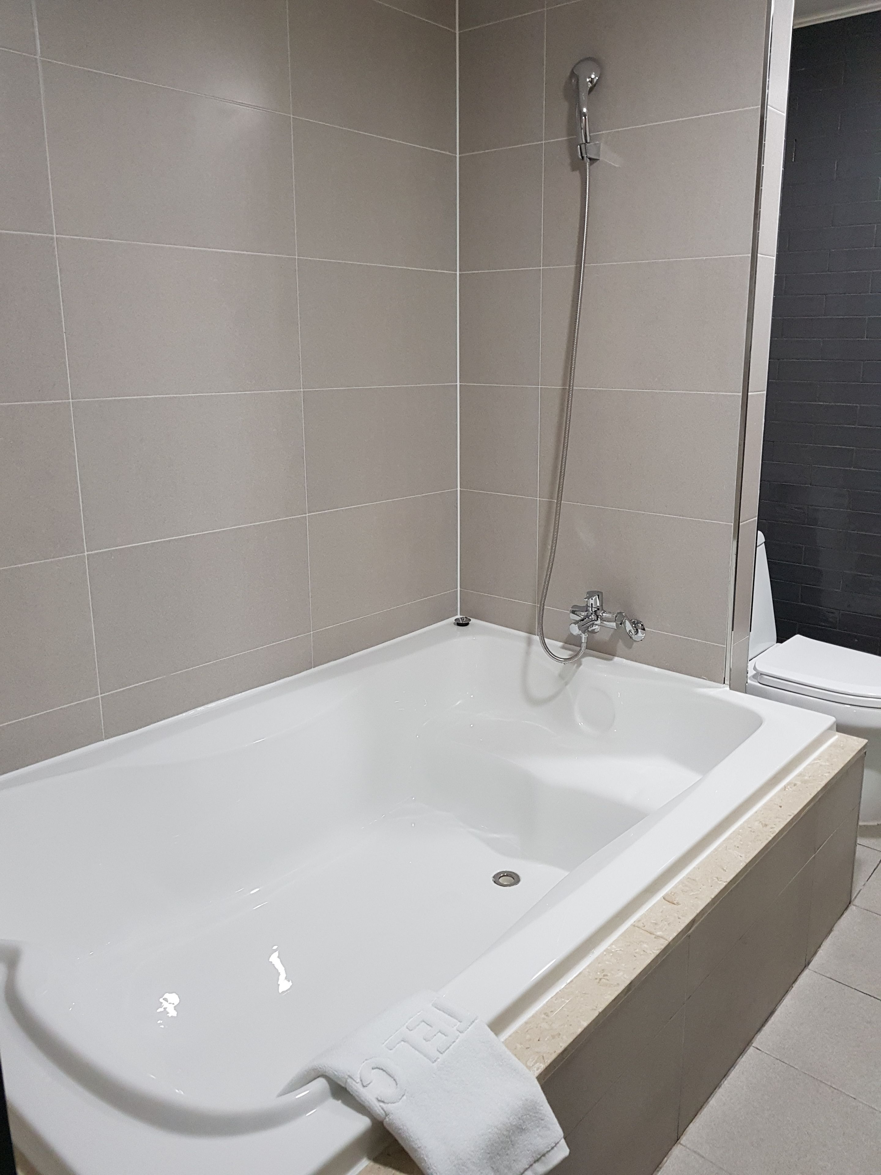 deep-soaking bathtub