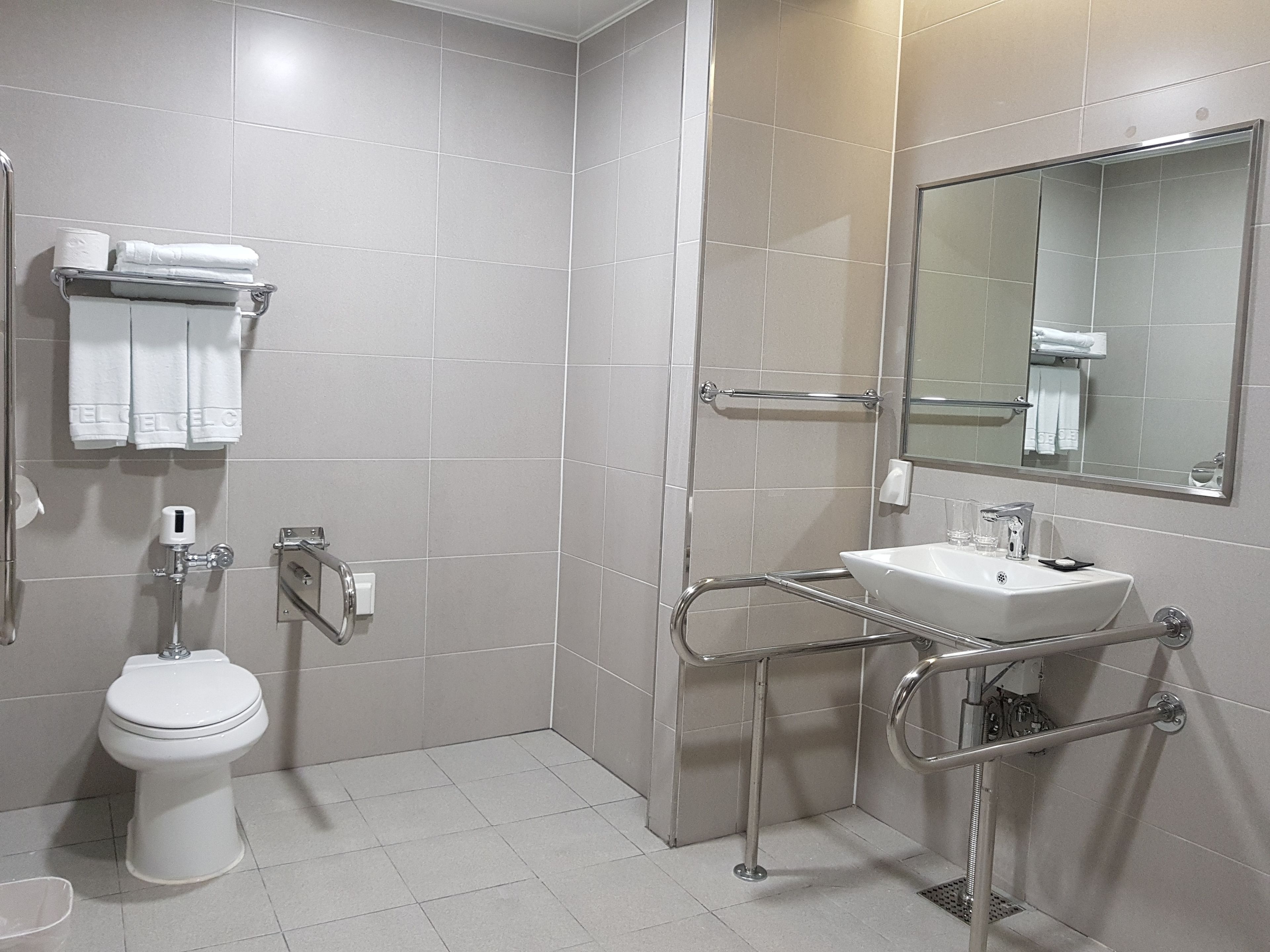 standard double room | bathroom | free toiletries, hair dryer, bathrobes, slippers