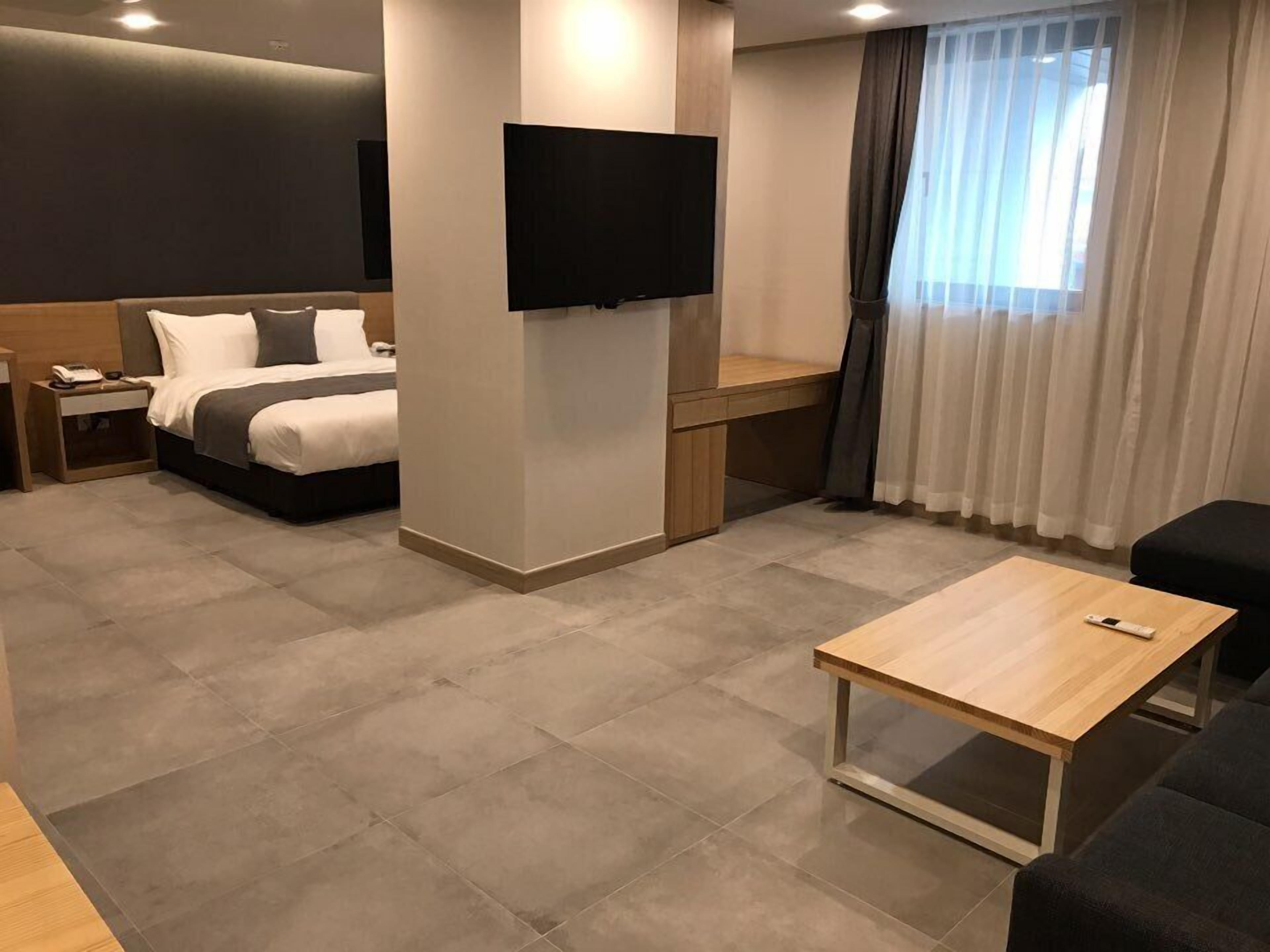 suite, 1 double bed | premium bedding, desk, blackout curtains, iron/ironing board