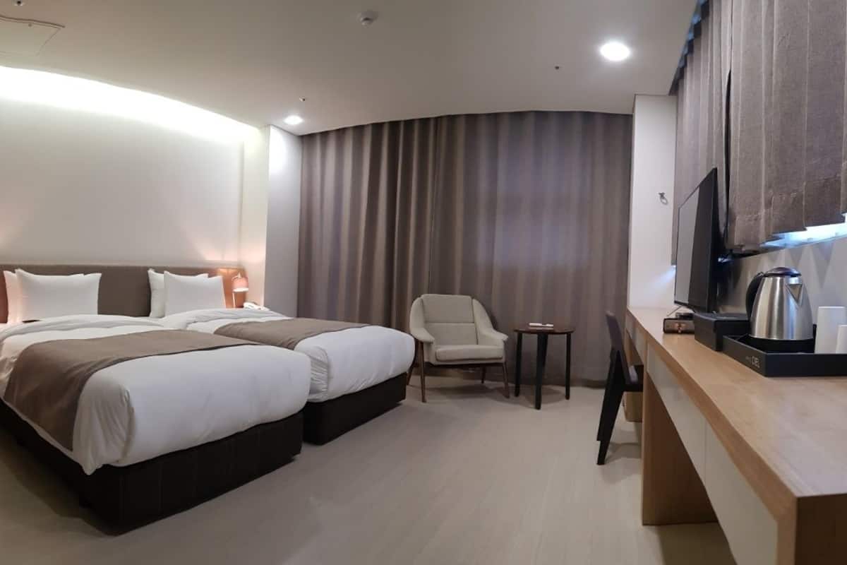 Standard-Zweibettzimmer | Hochwertige Bettwaren, Schreibtisch, Verdunkelungsvorhänge