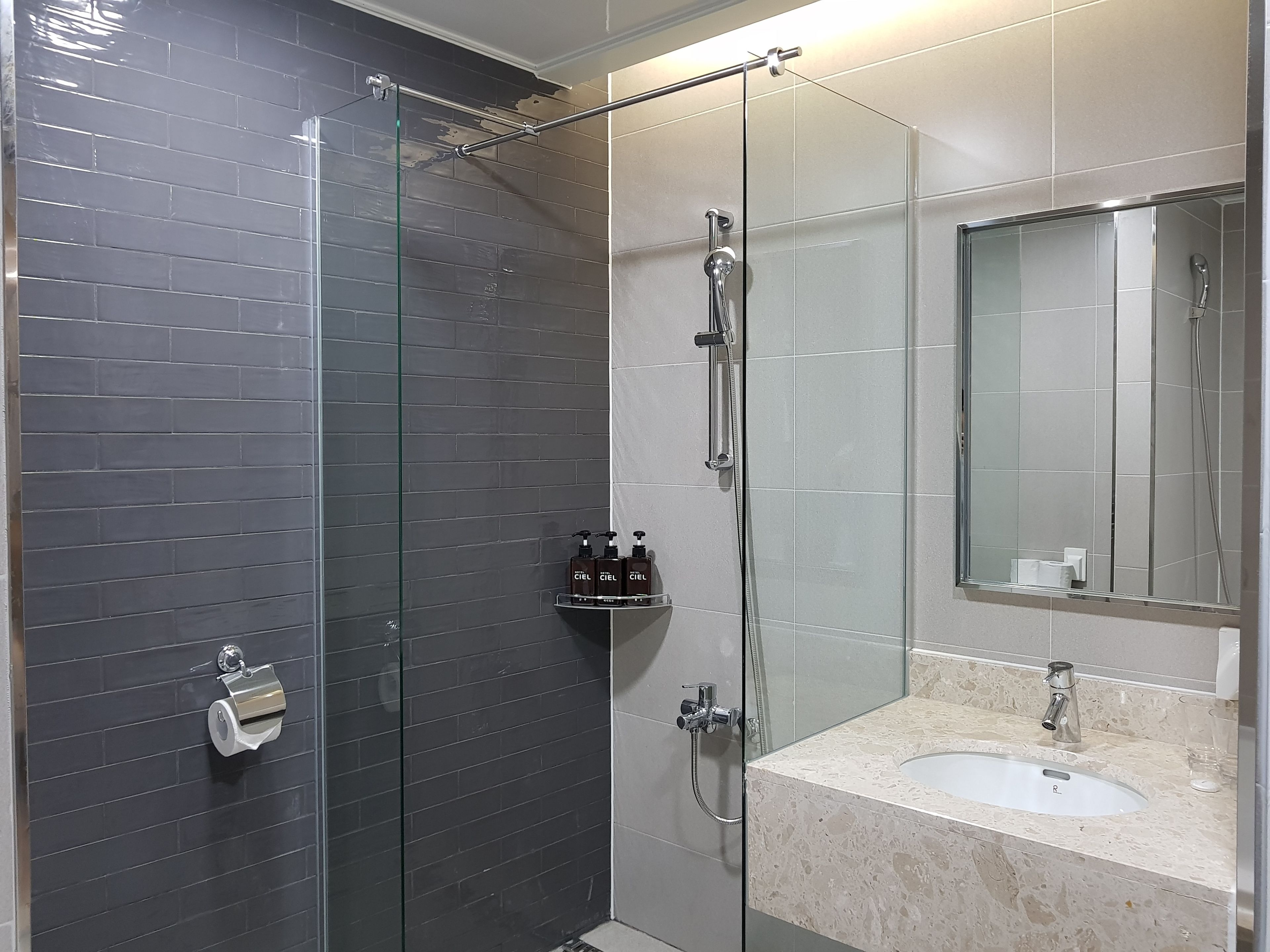 Produtos de toalete grátis, secador de cabelo, roupões de banho 