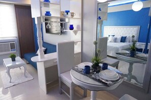 Standard-Studio (King) | Essbereich im Zimmer