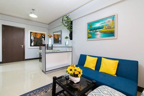 Rom – deluxe, 2 soverom | Oppholdsområde | LED-TV