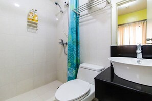 Shower, free toiletries, hair dryer, bidet - Sarasota Residential Resort, Newport City (Pasay)