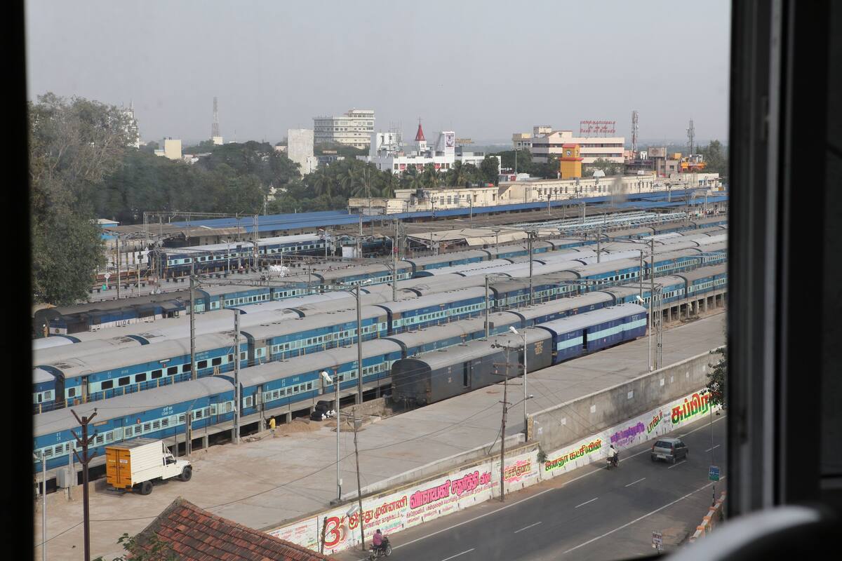 Una estación de tren con varias vías y trenes.