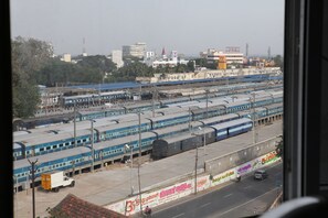 Una estación de tren con varias vías y trenes.