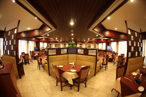 2 restaurants, breakfast, lunch, dinner served; international cuisine - Rathna Residency (Coimbatore)