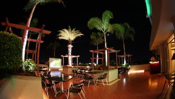 2 restaurants, breakfast, lunch, dinner served; international cuisine