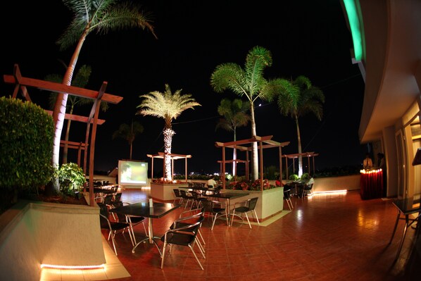 2 restaurants, breakfast, lunch, dinner served; international cuisine - Rathna Residency (Coimbatore)